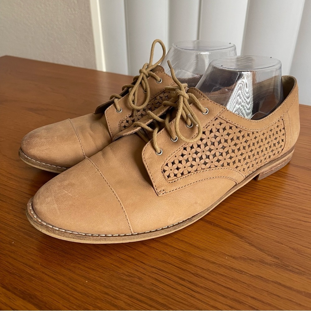 Gianni Bini Perforated Tan Leather Oxfords Size 10